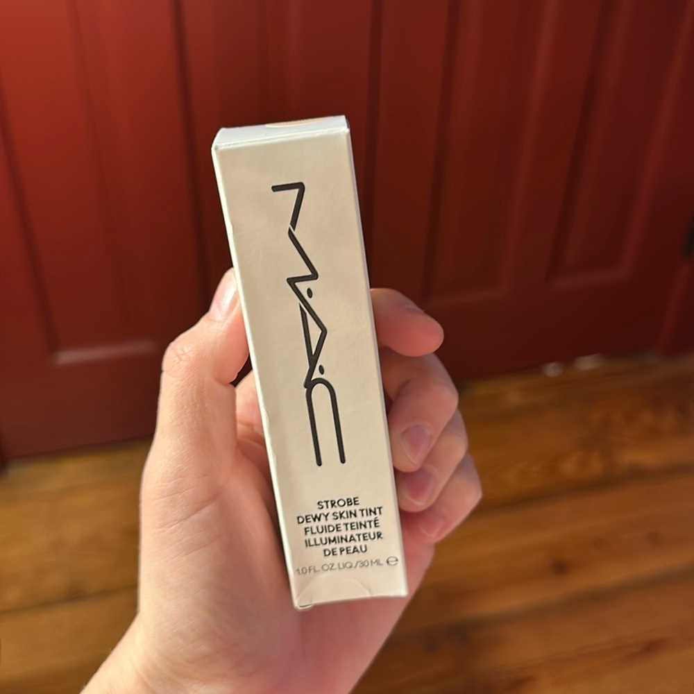 MAC Strobe Dewy Skin Tint - Light 1